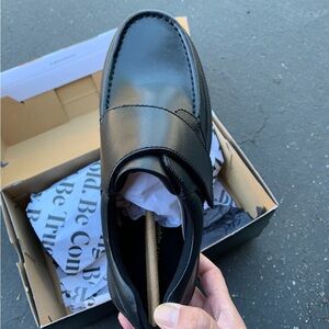 NIB Hush Puppies Men's Black Leather Loafers size 9